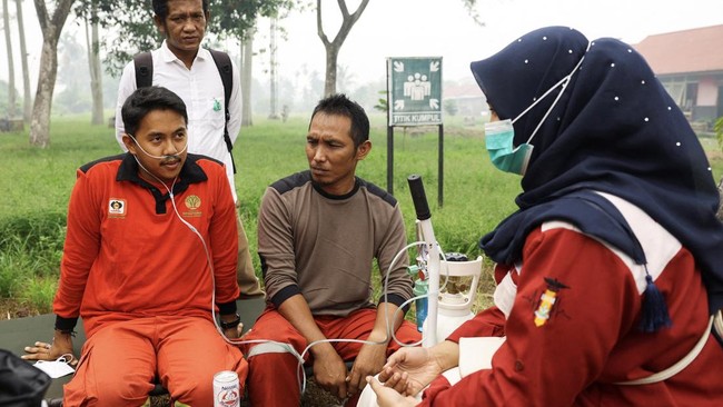 Kalbar Darurat Asap, Relawan Bantu Warga yang Sesak Napas