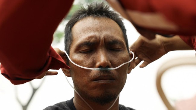 Kalbar Darurat Asap, Relawan Bantu Warga yang Sesak Napas