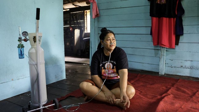Kalbar Darurat Asap, Relawan Bantu Warga yang Sesak Napas