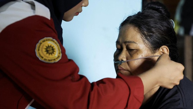 Kalbar Darurat Asap, Relawan Bantu Warga yang Sesak Napas