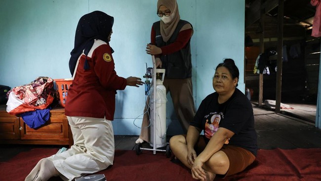 Kalbar Darurat Asap, Relawan Bantu Warga yang Sesak Napas