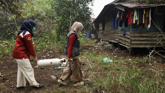 Kalbar Darurat Asap, Relawan Bantu Warga yang Sesak Napas