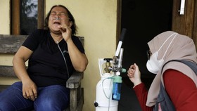Kalbar Darurat Asap, Relawan Bantu Warga yang Sesak Napas