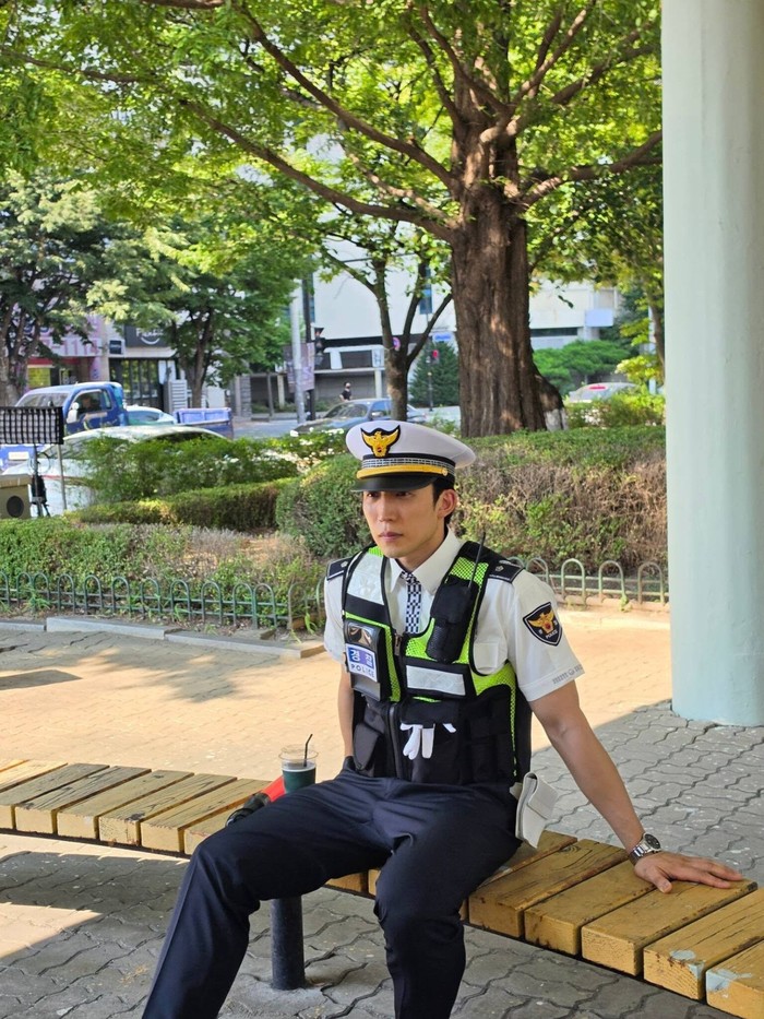 Sang aktor meninggalkan kesan mendalam bagi penonton saat memerankan karakter bernama Lee Dong Jin yang merupakan seorang detektif berpangkat Letnan dari Unit Kejahatan Kekerasan 2 Kantor Polisi Nambu./ Foto: instagram.com/leesangyi_