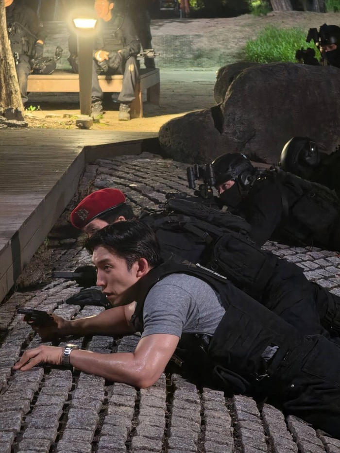 Sebelum memulai syuting drama 'A Bona Fide Killer', Lee Sang Yi telah mendeskripsikan Lee Dong Jin dengan tiga kata kunci yang menyimbolkan kekuatan di antaranya, 