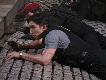 Sebelum memulai syuting drama 'A Bona Fide Killer', Lee Sang Yi telah mendeskripsikan Lee Dong Jin dengan tiga kata kunci yang menyimbolkan kekuatan di antaranya, 