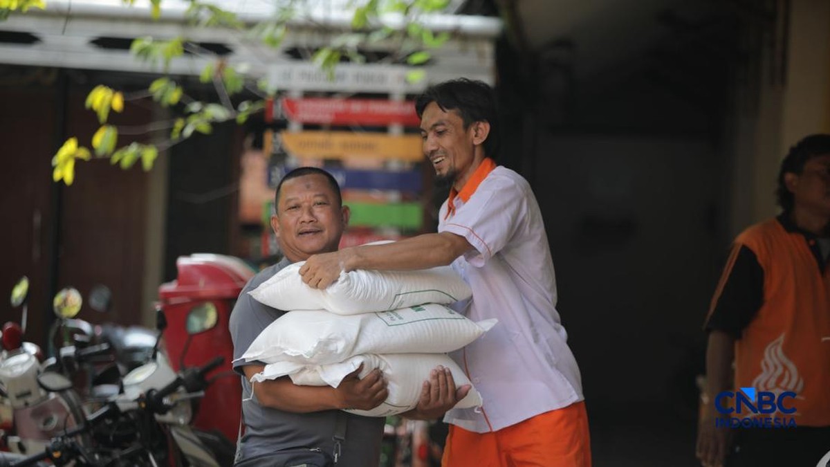 Potret Warga Desil 1-4 Antre Terima Bantuan 30 Kg Beras, Ini Lokasinya