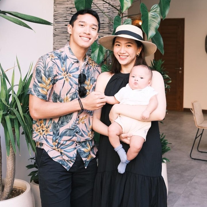 <p>Ia pun berjanji akan selalu menemani sang suami dalam suka dan duka, serta melewati berbagai hal dalam hidup. &ldquo;Hidup akan selalu berganti musim, ada suka dan duka. Sama seperti kamu yang selalu ada untukku, aku berjanji akan selalu ada untuk mendampingimu melewati segala hal dalam hidupmu juga. Dan kini ada kami berdua untukmu&hellip;aku dan Si Kecil berusia 2 tahun yang sangat lucu itu,&rdquo; ujar Shanju.&nbsp;(Foto: Instagram @shanju)</p>