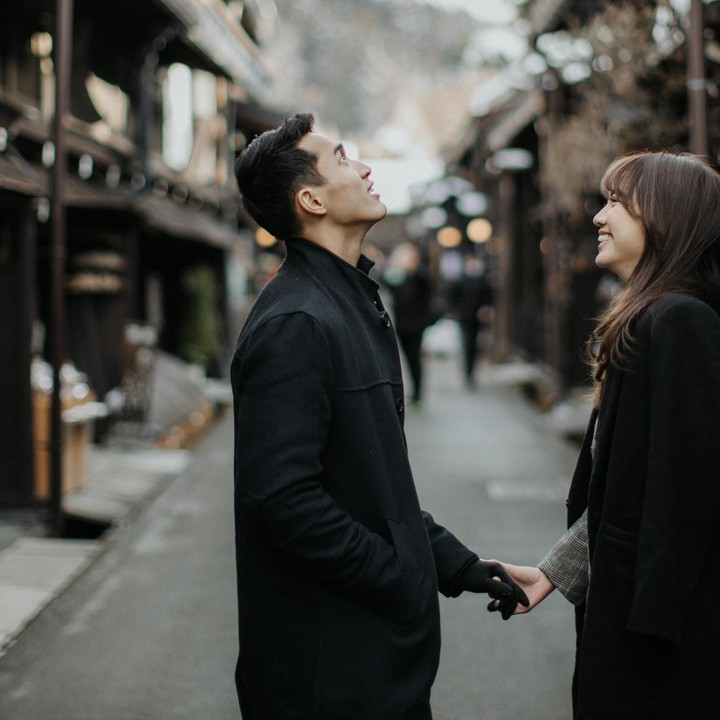 <p>Unggahan tersebut turut disertai kata-kata menyentuh dan romantis untuk mengungkap rasa terima kasihnya, Bunda. &ldquo;Kamu selalu ada untukku. Mulai dari saat kita masih sangat muda, tumbuh dewasa dan menjalani hidup bersama, hingga titik kita berada saat ini. Kamu selalu ada di saat-saat indah, namun yang terpenting, kamu tetap setia mendampingiku melewati masa-masa paling kelam dalam hidupku. Kamu membangkitkanku, menyemangatiku untuk bangkit kembali, melindungiku, mendukungku, dan entah bagaimana selalu menemukan cara untuk membuatku bahagia,&rdquo; tuturnya.&nbsp;(Foto: Instagram @shanju)</p>