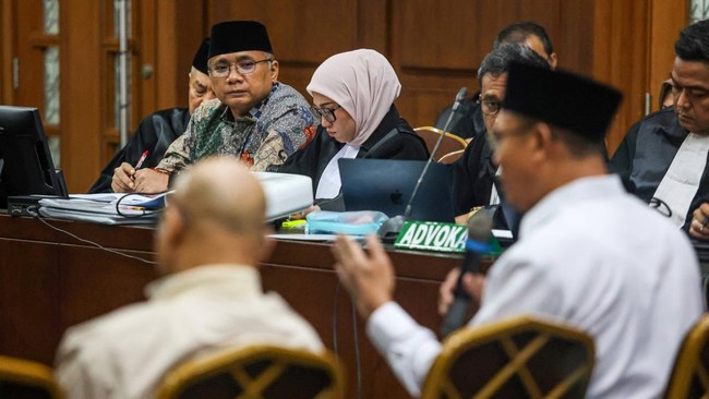 Mantan pejabat Kementerian Agama mengaku membeli rumah dan mobil dari fee percepatan haji. Kasus dugaan korupsi kuota haji merugikan negara Rp622 M.