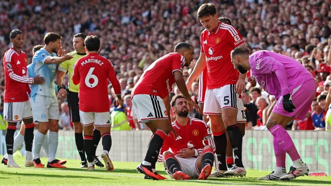 Soccer Football - Premier League - Manchester United v Manchester City - Old Trafford, Manchester, Britain - September 13, 2026 Manchester City's Gianluigi Donnarumma approaches Manchester United's Bruno Fernandes as Youri Tielemans and Harry Maguire
