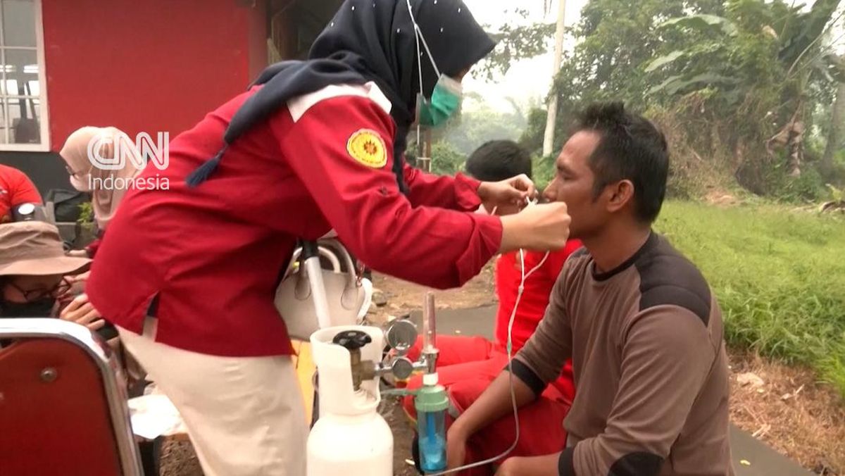 Asap Karhutla Pekat, Relawan Bagikan Oksigen ke Warga Pontianak