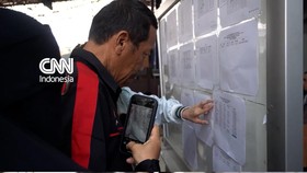 Para keluarga berkumpul di Pelabuhan Trisakti, Banjarmasin pada Senin (14/9) usai kapal Virgo Transport 8 terbalik.