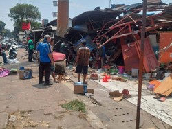 Truk Lepas Kendali Saat Diservis di Jatinegara, Tabrak 5 Kios
