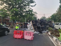 Truk Terbalik di Depan Tamini Square Jaktim, Sejumlah Rute TransJ Terlambat