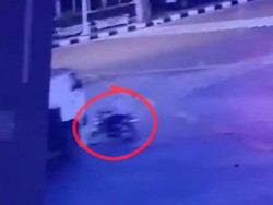 Video Pemotor Terobos Lampu Merah Lalu Ditabrak Truk di Tanjung Priok