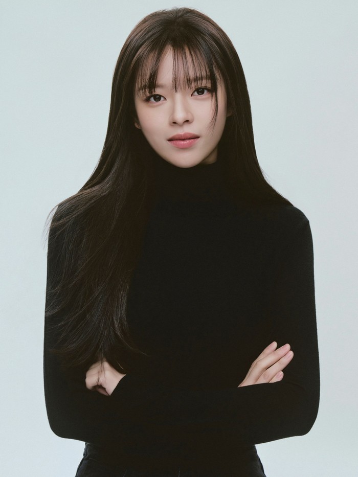 Dengan busana hitam dan putih, Jeongyeon menampilkan gaya clean dan pesona anggunnya yang memikat. Bersama kakaknya Gong Seung Yeon, Lee Chae Min, hingga Byeon Woo Seok, Jeongyeon siap melanjutkan kariernya./ Foto: instagram.com/varoent_official