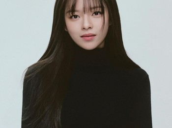 Dengan busana hitam dan putih, Jeongyeon menampilkan gaya clean dan pesona anggunnya yang memikat. Bersama kakaknya Gong Seung Yeon, Lee Chae Min, hingga Byeon Woo Seok, Jeongyeon siap melanjutkan kariernya./ Foto: instagram.com/varoent_official