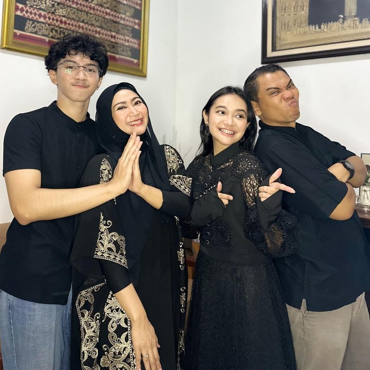 <p>Belum lama ini, Ira mengungkap tentang kondisi ekonomi keluarganya yang sedang terpuruk. Namun, Ira mengaku bersyukur karena kedua anaknya tak gengsi hidup sederhana di saat ekonomi keluarga sulit. "Kita kan memang kondisi ekonomi kita kan memang sedang tidak baik-baik saja, tapi mereka enggak patah semangat, tetap berusaha gitu untuk menyelesaikan," kata Ira saat ditemui di Studio Trans7, Warung Buncit, Jakarta Selatan. (Foto: Instagram @iraswara)</p>