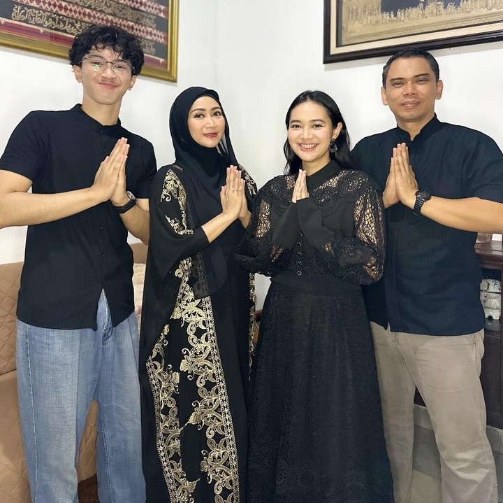<p>Ira Swara resmi menikah dengan Cecep Syarifudin pada tahuun 2004. Ira memiliki dua anak. Anak pertamanya Yunia Syahri, merupakan putri Ira dari pernikahan pertama yang berakhir cerai. Dari pernikahannya dengan Cecep, Ira dikaruniai seorang putra bernama Anandra Syarifudin. (Foto: Instagram @iraswara)</p>