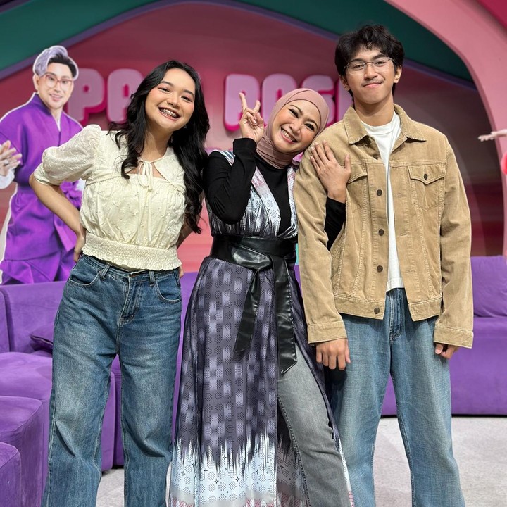 <p>Anak pertama Ira, Yunia Syahri atau akrab disapa Nia lahir pada tahun 2001. Nie belakangan ini diketahui ikut terjun ke dunia tarik suara mengikuti jejak sang Bunda. Nia juga meniti karier sebagai <em>content creator</em> di media sosial. (Foto: Instagram @iraswara)</p>