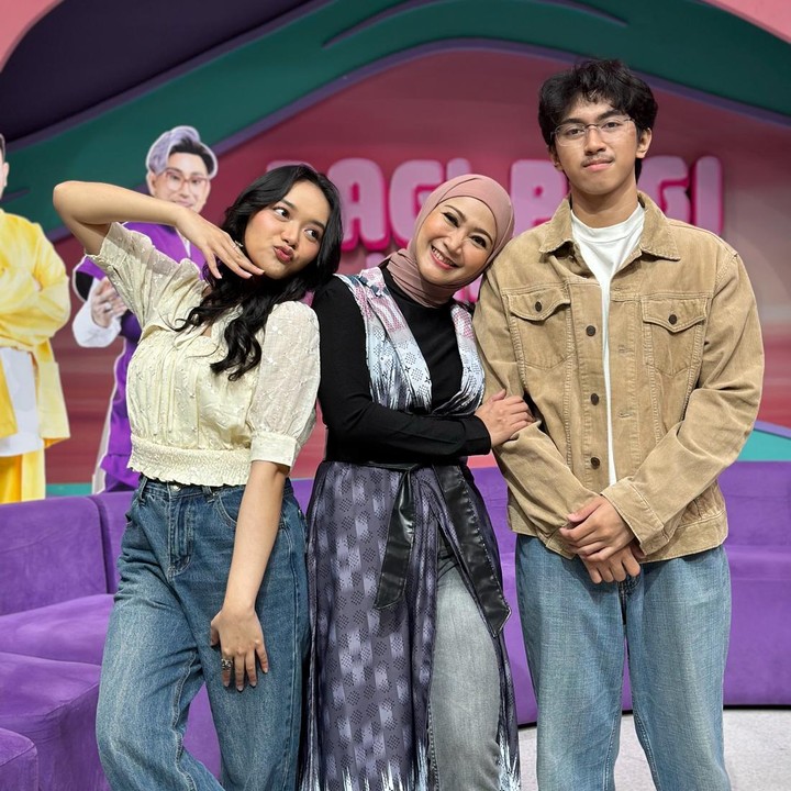 <p>Anak kedua Ira, Anandra Syarifudin, juga cukup aktif di media sosial. Anandra kerap membuat konten yang berhubungan dengan <em>game</em> serta sering membagikan aktivitasnya di bidang olahraga. Dalam unggahan di TikTok, Anandra diketahui suka melakukan beberapa aktivitas fisik, seperti <em>wall climbing</em> dan bermain basket. (Foto: Instagram @iraswara)</p>