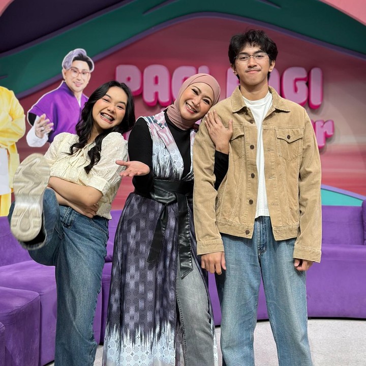 <p>Penyanyi dangdut Ira Swara belakangan kembali muncul di layar kaca. Ira tak tampil sendiri, Bunda. Perempuan 46 tahun ini memperkenalkan dua anaknya yang sudah dewasa ke publik. (Foto: Instagram @iraswara)</p>