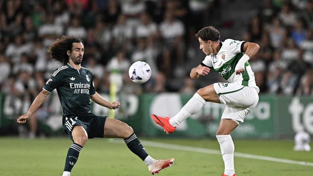 Soccer Football - LaLiga - Elche v Real Madrid - Estadio Manuel Martinez Valero, Elche, Spain - September 15, 2026 Real Madrid's Marc Cucurella in action with Elche's German Valera REUTERS/Pablo Morano