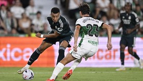 Soccer Football - LaLiga - Elche v Real Madrid - Estadio Manuel Martinez Valero, Elche, Spain - September 15, 2026 Real Madrid's Kylian Mbappe in action with Elche's Victor Chust REUTERS/Pablo Morano