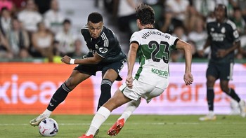 Soccer Football - LaLiga - Elche v Real Madrid - Estadio Manuel Martinez Valero, Elche, Spain - September 15, 2026 Real Madrid's Kylian Mbappe in action with Elche's Victor Chust REUTERS/Pablo Morano