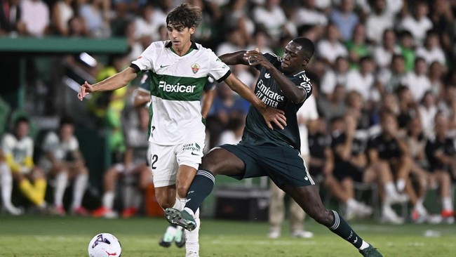 Soccer Football - LaLiga - Elche v Real Madrid - Estadio Manuel Martinez Valero, Elche, Spain - September 15, 2026 Elche's Gonzalo Villar in action with Real Madrid's Ibrahima Konate REUTERS/Pablo Morano