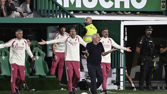 Soccer Football - LaLiga - Elche v Real Madrid - Estadio Manuel Martinez Valero, Elche, Spain - September 15, 2026 Real Madrid coach Jose Mourinho reacts REUTERS/Pablo Morano