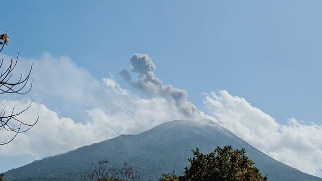 Aktivitas vulkanik Gunung Ile Lewotolok di Kabupaten Lembata, Nusa Tenggara Timur, terus meningkat tajam. Dalam kurun 24 jam pada Selasa (15/9), tercatat 270 kali letusan yang disertai lontaran material pijar dan dentuman bergemuruh.