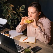 Ini yang Terjadi pada Tubuh Jika Kamu Sering Makan Larut Malam