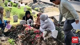 Isak tangis tak terbendung menyelimuti kedatangan jenazah Imam Soeparno, pria berusia 66 tahun yang menjadi salah satu korban meninggal dalam tragedi terbaliknya Kapal Motor Virgo Transport 8 di perairan Laut Jawa, Minggu (13/9) lalu.Saat mobil ambul