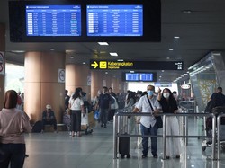 Hujan Belum Pulihkan Udara, Bandara Supadio Salurkan Masker-Susu ke Relawan Api