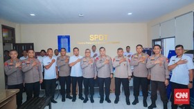 Kapolda Maluku Utara Irjen Pol Arif Budiman meresmikan Sentra Pelayanan Dumas Terpadu sebagai bentuk peningkatan kepercayaan publik terhadap kepolisian (CNN Indonesia/Said)