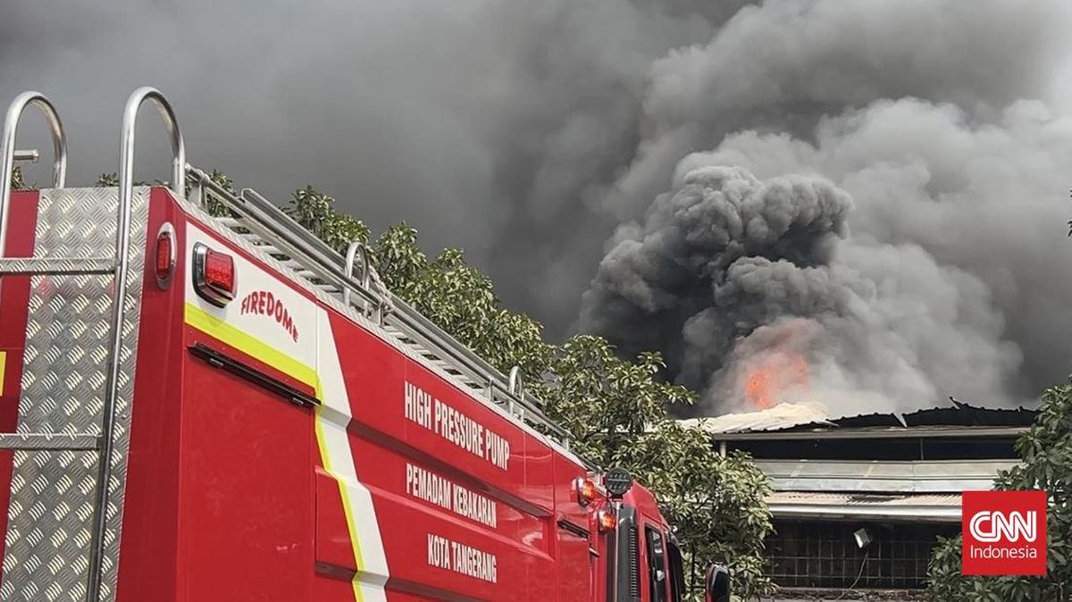 Kebakaran Pabrik Lampu di Tangerang, Karyawan Panik Berhamburan