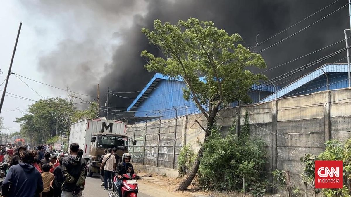 Sudah 10 Jam, Api yang Melahap Pabrik Lampu di TangerangBelum Padam