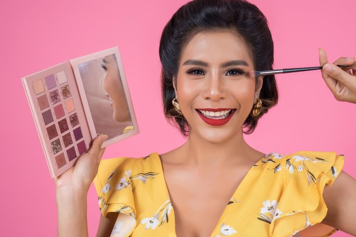 kebiasaan yang diam-diam mempercepat penuaan adalah tidur pakai makeup