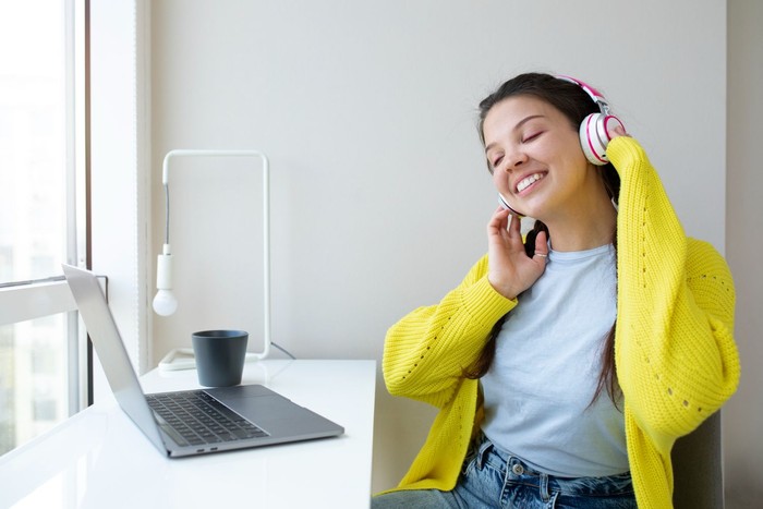 kebiasaan yang diam-diam mempercepat penuaan adalah sering pakai earphone