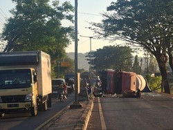 Truk Terguling Tutup Jalan Poros Pangkep-Maros, Lalin Tersendat