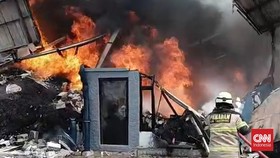 Badan Penanggulangan Bencana Daerah (BPBD) Kabupaten Tangerang mengungkap dugaan sementara penyebab kebakaran yang melanda puluhan gudang di Kawasan Pergudangan Kosambi Permai, Kecamatan Kosambi, Kabupaten Tangerang, pada Rabu (16/9).