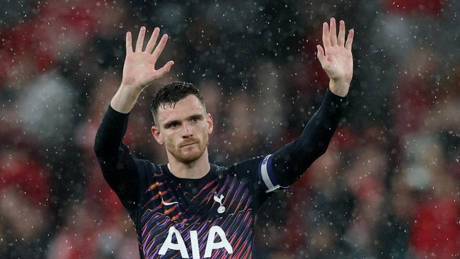 Soccer Football - Carabao Cup - Third Round - Liverpool v Tottenham Hotspur - Anfield, Liverpool, Britain - September 15, 2026 Tottenham Hotspur's Andy Robertson applauds fans after the match REUTERS/Scott Heppell EDITORIAL USE ONLY. NO USE WITH UNAU