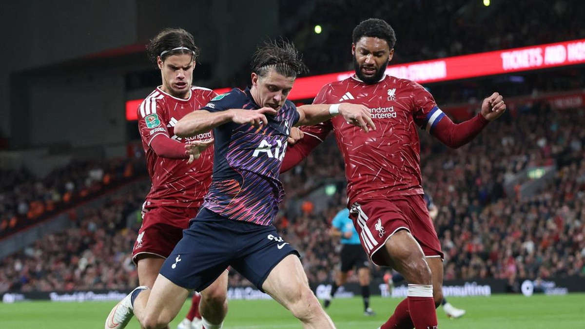 Soccer Football - Carabao Cup - Third Round - Liverpool v Tottenham Hotspur - Anfield, Liverpool, Britain - September 15, 2026 Tottenham Hotspur's Conor Gallagher in action with Liverpool's Joe Gomez and Milos Kerkez REUTERS/Scott Heppell EDITORIAL U