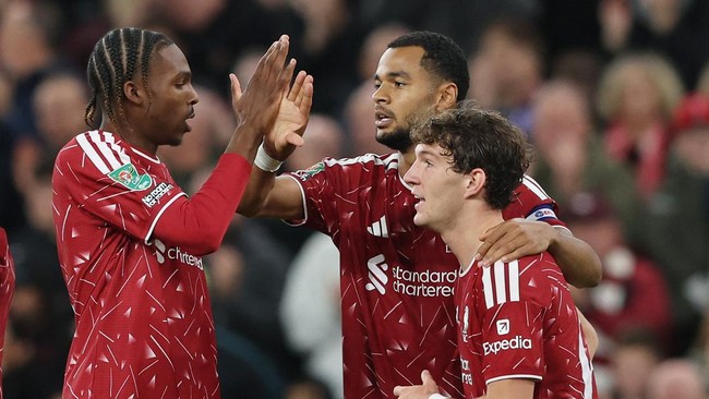 Soccer Football - Carabao Cup - Third Round - Liverpool v Tottenham Hotspur - Anfield, Liverpool, Britain - September 15, 2026 Liverpool's Cody Gakpo celebrates scoring their second goal with Jeremy Jacquet and Lewis Koumas REUTERS/Scott Heppell EDIT