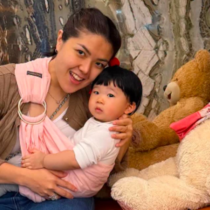 <p>Di tengah kesibukannya bekerja sebagai anggota DPRD Jakarta, Tina Toon tetap menyempatkan diri untuk <em>quality time</em> dengan sang putri. Perempuan yang terkenal karena lagu anak <em>Bolo-Bolo</em> ini pernah membagikan videonya saat mengajak sang putri jalan-jalan ke aquarium. (Foto: Instagram @tinatoon101)</p>