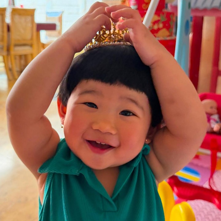 <p>Potret menggemaskan Megan yang dibagikan di media sosial banyak mendapatkan komentar positif dari netizen. Beberapa di antaranya mengaku gemas melihat Megan yang ekspresif dan kerap bertingkah lucu. Ada juga yang menganggap Megan mirip dengan sosok sang Bunda saat masih jadi penyanyi cilik. "<em>MasyaAllah</em> gemes banget," tulis akun @is***. "Si adik mirip banget sama mamanya," ungkap @sy. "Mirip ibunya waktu masih kecil," kata @di***. (Foto: Instagram @tinatoon101)</p>