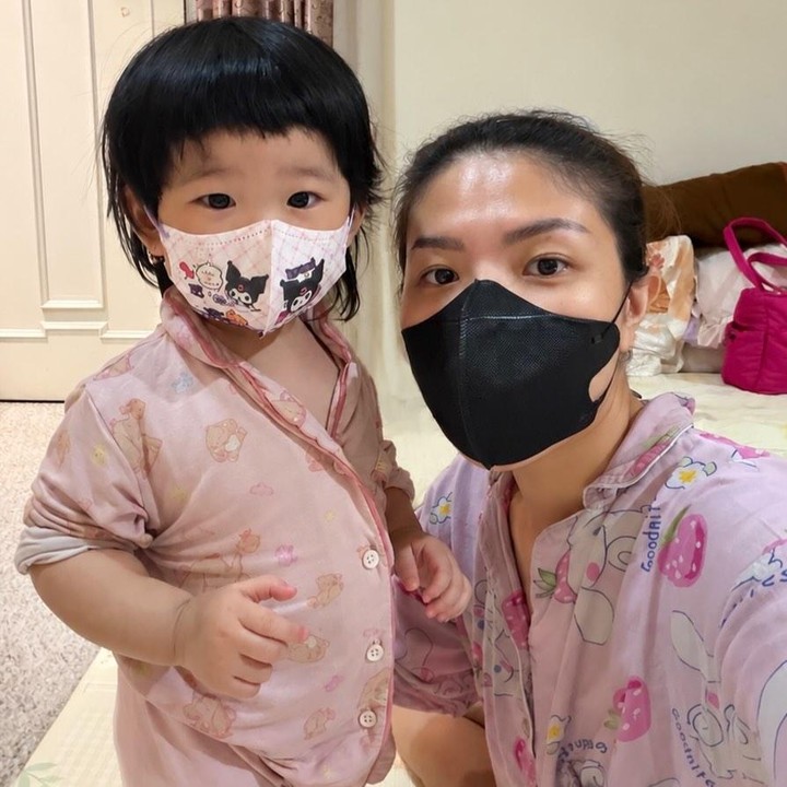 <p>Di potret terbaru, Tina Toon membagikan foto kebersamaannya dengan Meghan yang saat ini usianya menginjak 1,5 tahun. Dalam potret ini, Tina Toon dan putri kecilnya mengenakan masker untuk melindugi diri dari dampak abu vulkanik Gunung Anak Krakatau, yang belum lama ini mengalami erupsi. "<em>Stay safe and healthy everyone</em>, klo kluar2 <em>outdoor</em> jgn lupa pake masker yaaa," tulis Tina Toon. (Foto: Instagram @tinatoon101)</p>