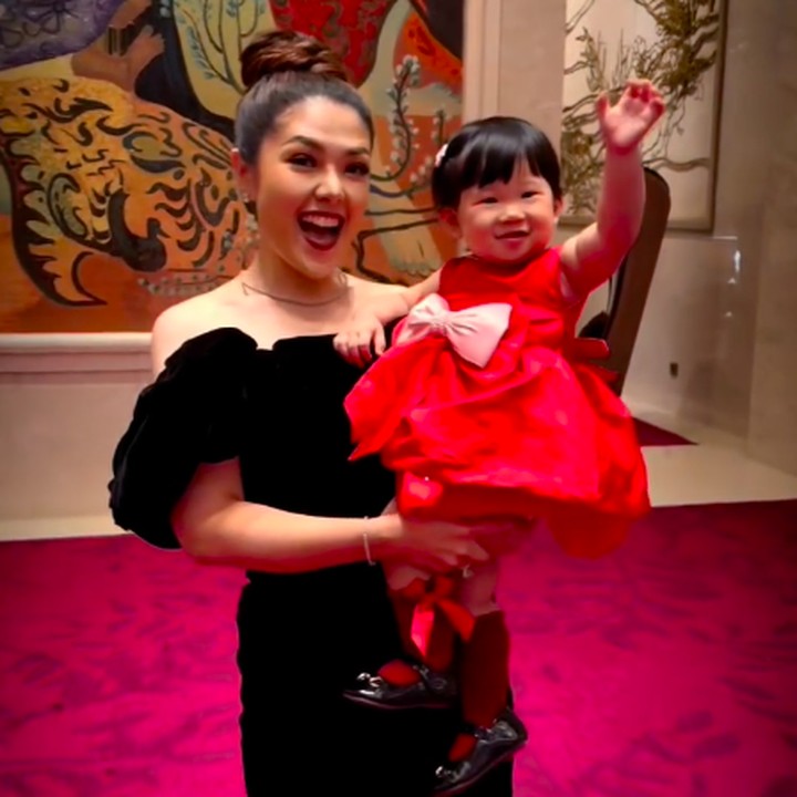 <p>Sejak memperkenalkan anaknya ke publik, Tina Toon mulai sering mem-<em>posting</em> foto putrinya di Instagram. Tak hanya itu, Tina Toon juga sering membuat konten video bersama sang putri. Perempuan 33 tahun ini menunjukkan video Megan yang ekspresif dan menggemaskan. (Foto: Instagram @tinatoon101)</p>